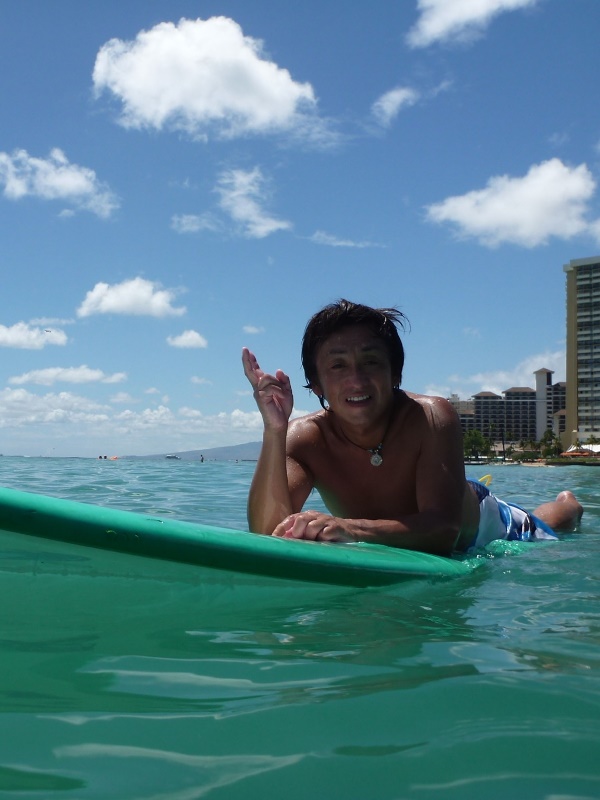 ハワイ　ワイキキでサーフィン